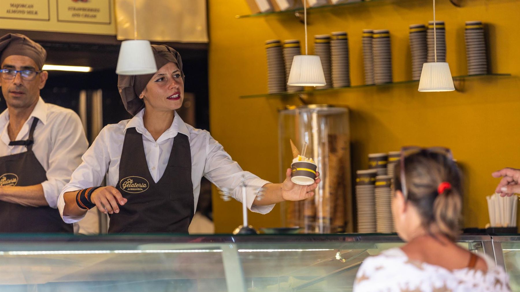 Una mujer compra un helado. (Tomàs Moyà – Europa Press)