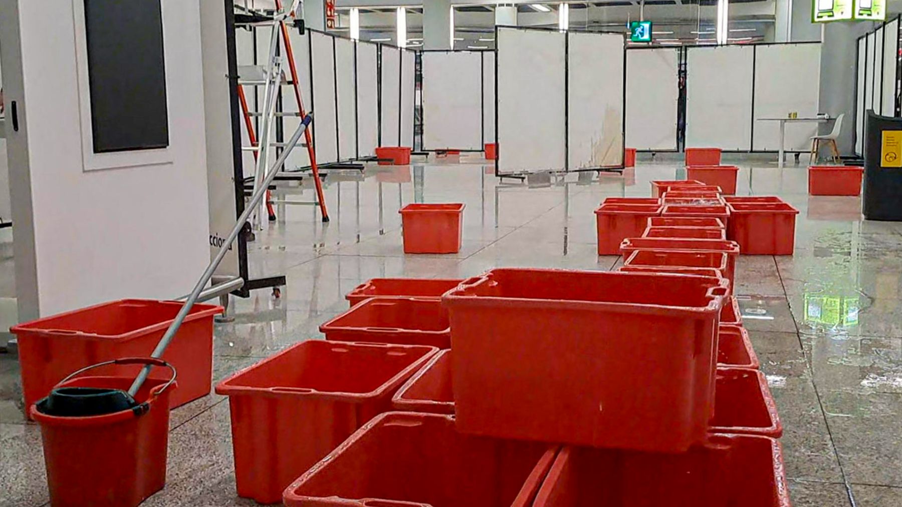 Las lluvias provocan grandes goteras en el aeropuerto de Palma y obligan a cerrar varias zonas