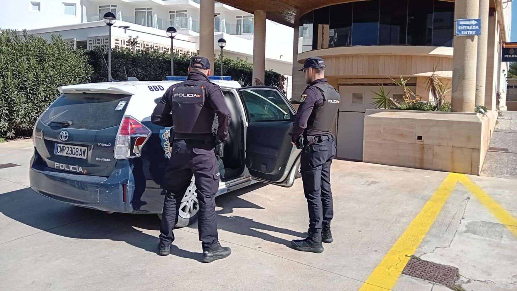 Dos africanos dejan inconsciente a un turista en Playa de Palma para robarle