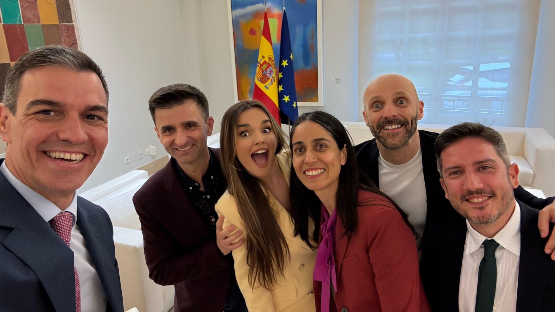 Sánchez de selfies y carcajadas con Melody con España atrapada en el caos ferroviario y eléctrico