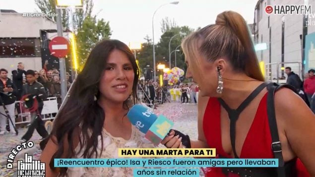 Isa Pantoja junto a Marta Riesco en el estreno de La familia de la tele (RTVE).