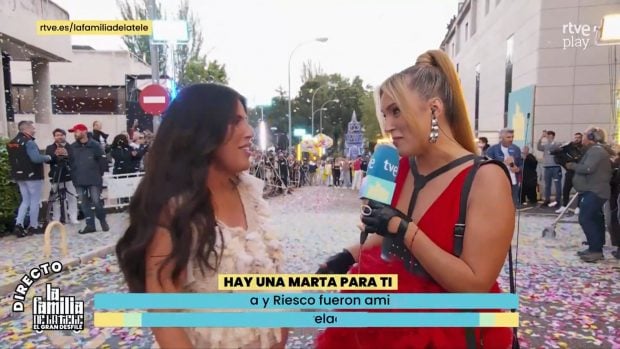 Isa Pantoja junto a Marta Riesco en el estreno de La familia de la tele (RTVE).
