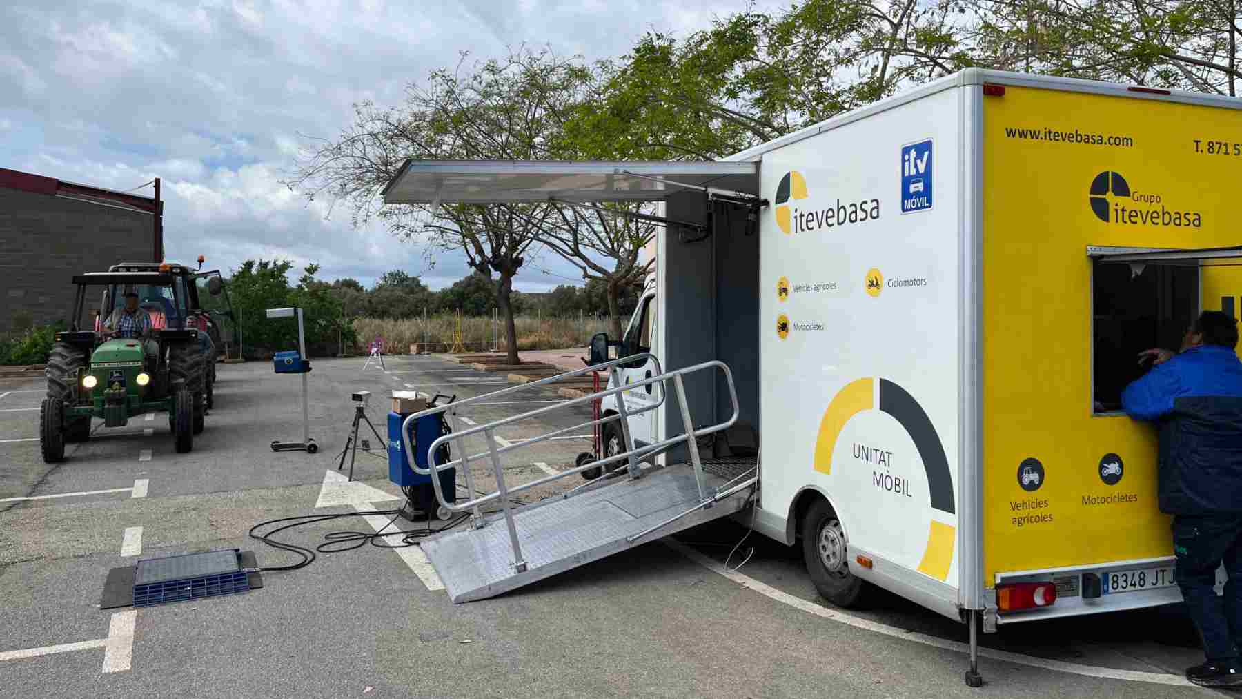 Los tractores esperan para pasar la ITV en Santanyí.