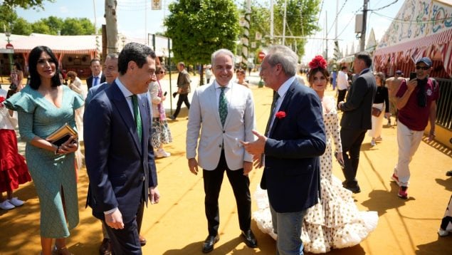 Juanma Moreno y Elías Bendodo en la Feria de Sevilla.
