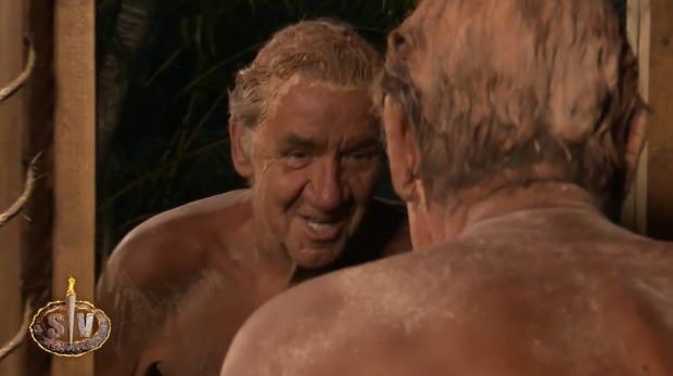 Koldo Royo se mira al espejo tras su aventura en Supervivientes 2025. (Mediaset)