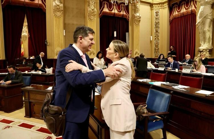 El conseller Jaume Bauzá se abraza con la presidenta Marga Prohens,