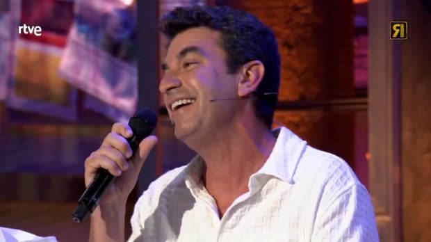Arturo Valls cantando en La Revuelta. (RTVE)