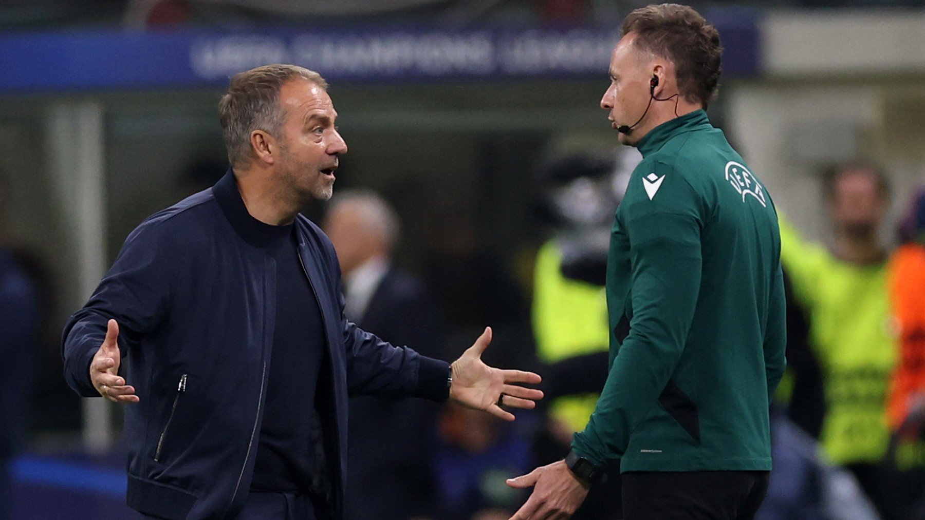 Flick protesta ante el cuarto árbitro en el Inter-Barcelona. (Getty)