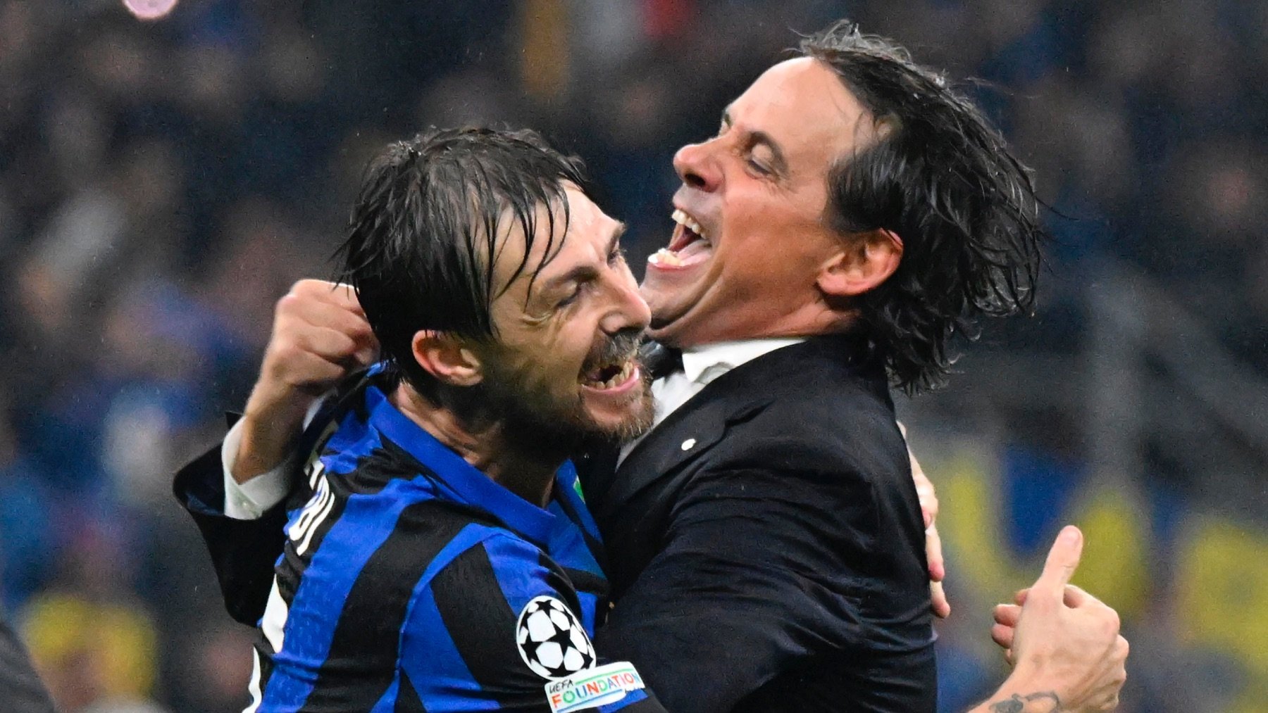 Acerbi celebra con su entrenador, Inzaghi. (EFE)