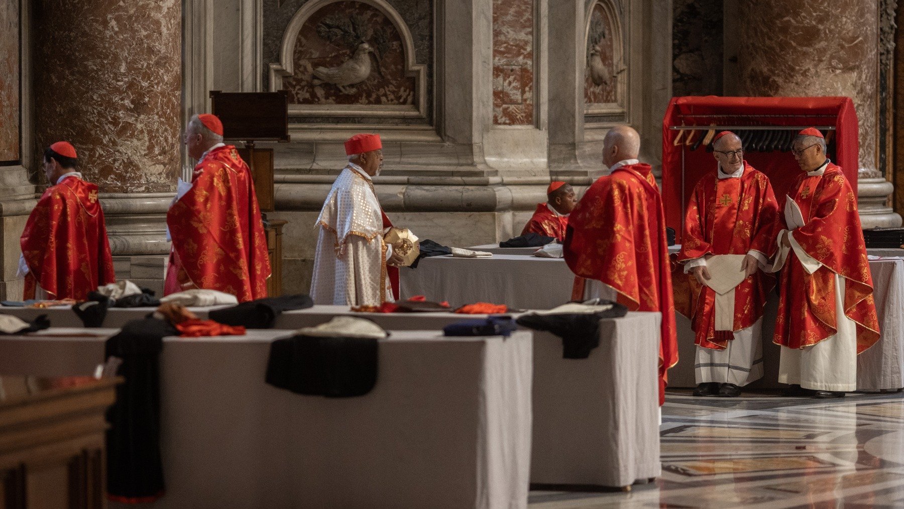 Cardenales en el Vaticano. (EP)