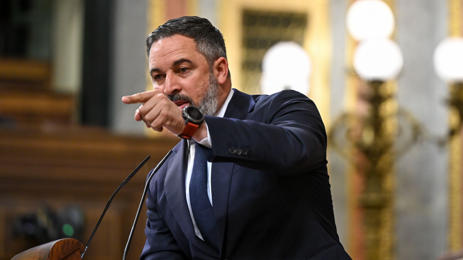 Santiago Abascal señala a Pedro Sánchez en el Congreso. (EFE)