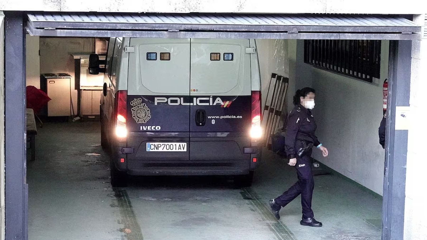 Un furgón con preso entra en la Audiencia Provincial de Pontevedra.EFE