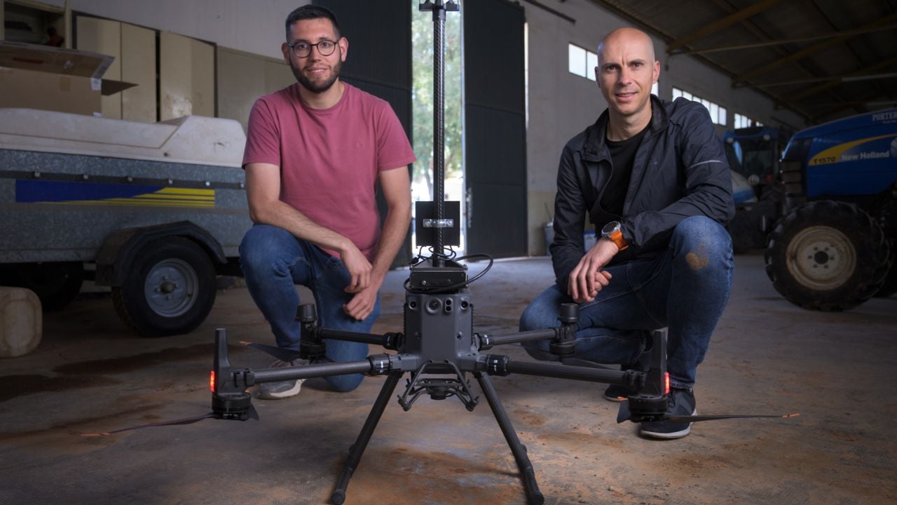José Gómez y César Azorín junto al Meteo-Dron. (Foto: Alejandro Muñoz / Ayuda CSIC-FBBVA Comunicación)