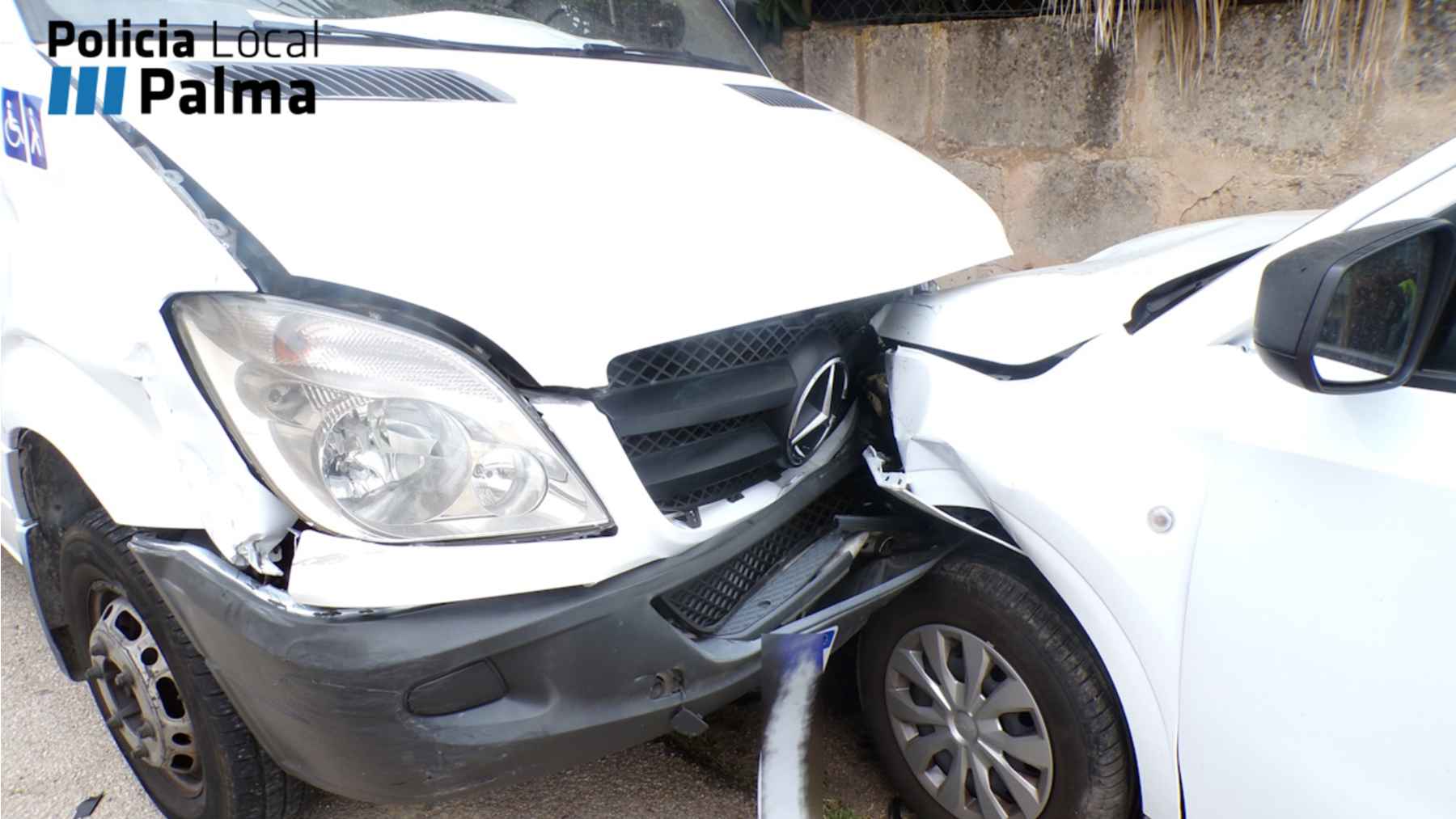 El conductor de un minibús escolar choca contra cuatro coches en Palma al despistarse con el móvil
