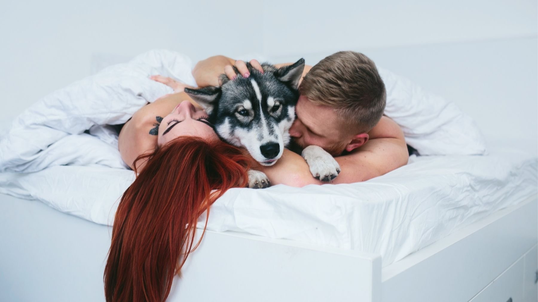Una pareja y su perro. Foto: Freepik