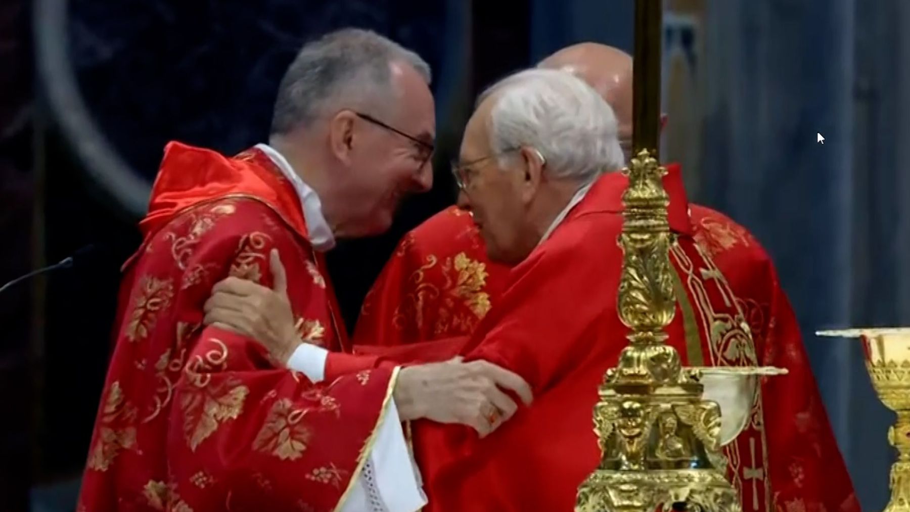 Intriga ante la doble felicitación del cardenal decano Re al papable Parolin en la misa del cónclave