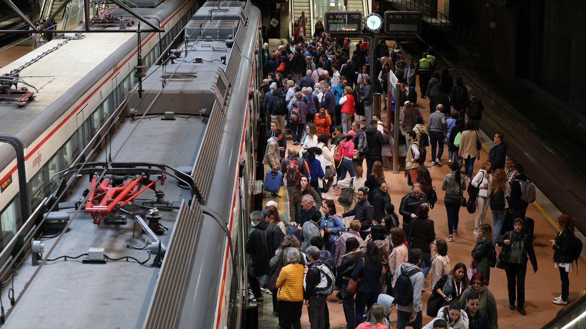 Caos en Renfe: cientos de pasajeros atrapados en el Cercanías por una avería entre Sol y Atocha