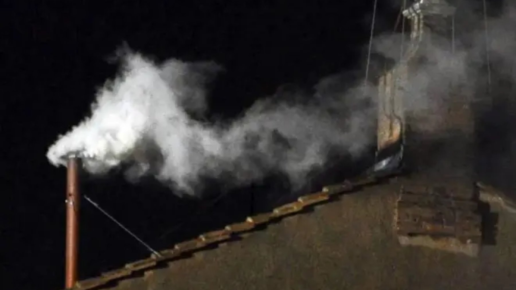 Fumata blanca o negra: ¿cómo consiguen cambiar el color del humo?