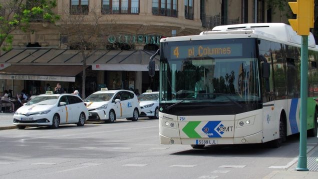 Tres pasajeros heridos en un choque entre un autobús de la EMT y un coche en Palma
