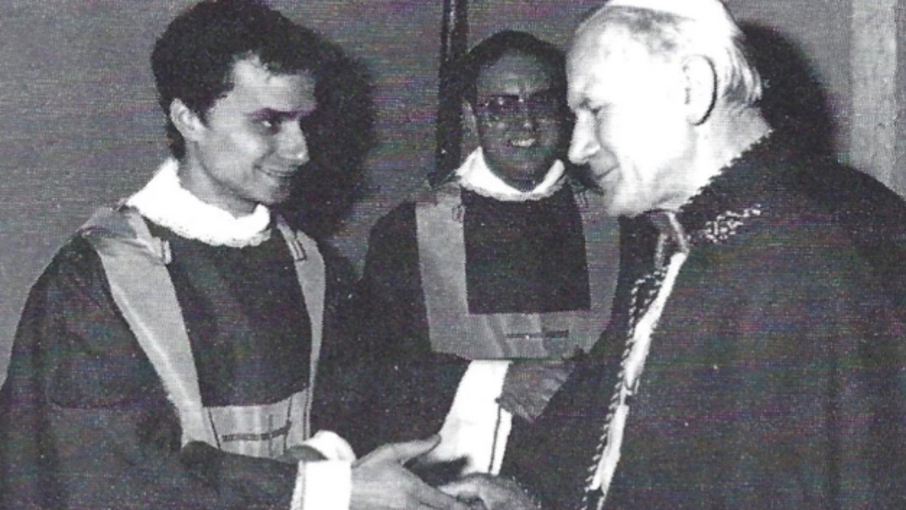 La imagen del apretón de manos con el que Juan Pablo II bendijo a León XIV en 1982
