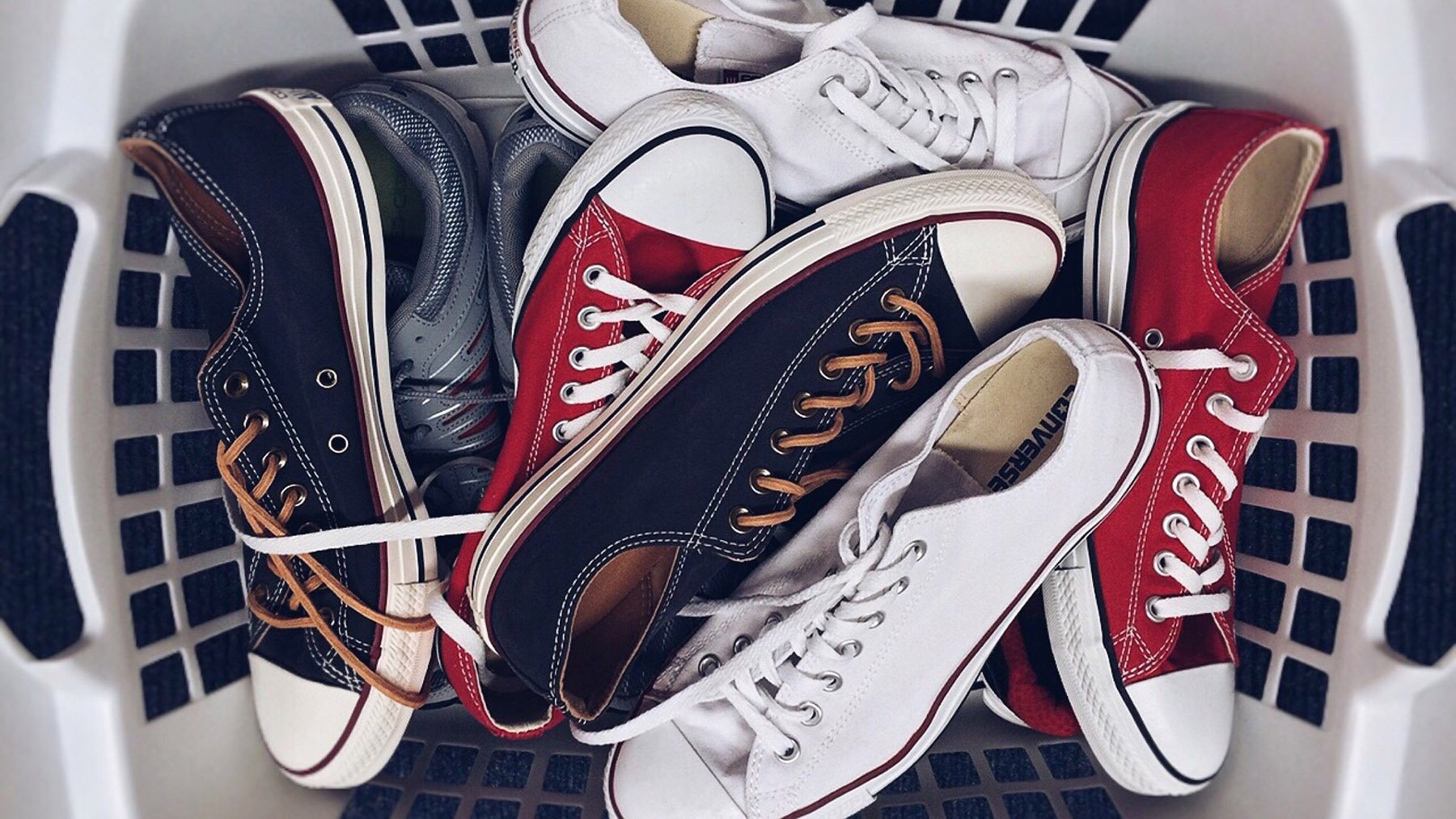 Zapatillas de tela en la cesta de la ropa. Foto: Pixabay.