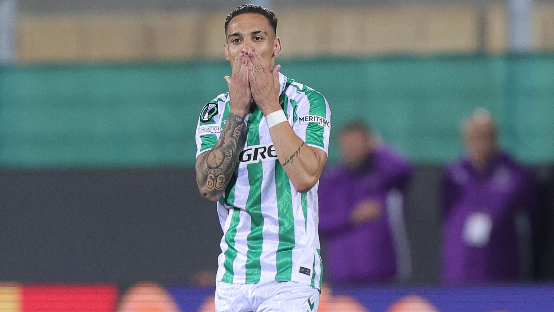 La rocambolesca historia de Antony: puede ganar Europa League y Conference el mismo año
