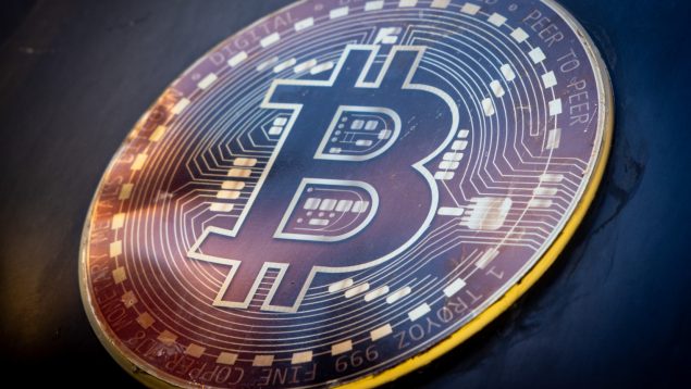 Un cartel de Bitcoin en un brokér en Estambul (Turquía). Getty Images
