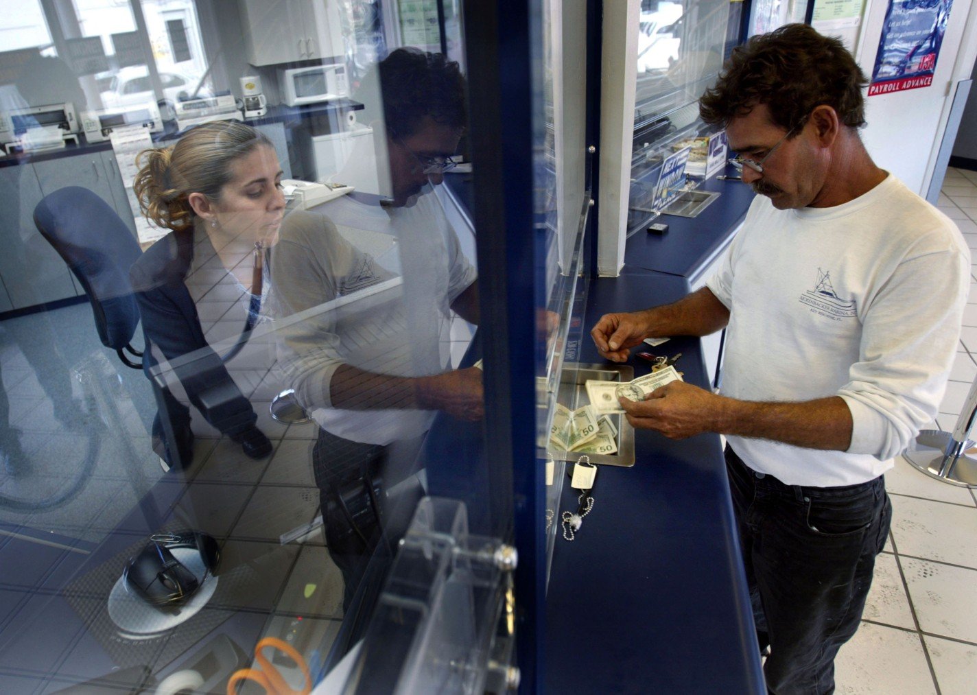 Trump castigará fiscalmente los envíos de dinero de los inmigrantes a sus familias: 822.000 millones