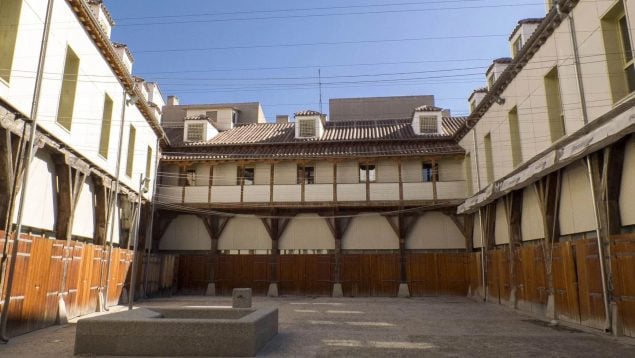 Refrán que nació en la calle Barquillo de Madrid, refranes madrileños, origen real expresión esto parece la casa Tócame Roque, expresión nacida en la calle Barquillo de Madrid.