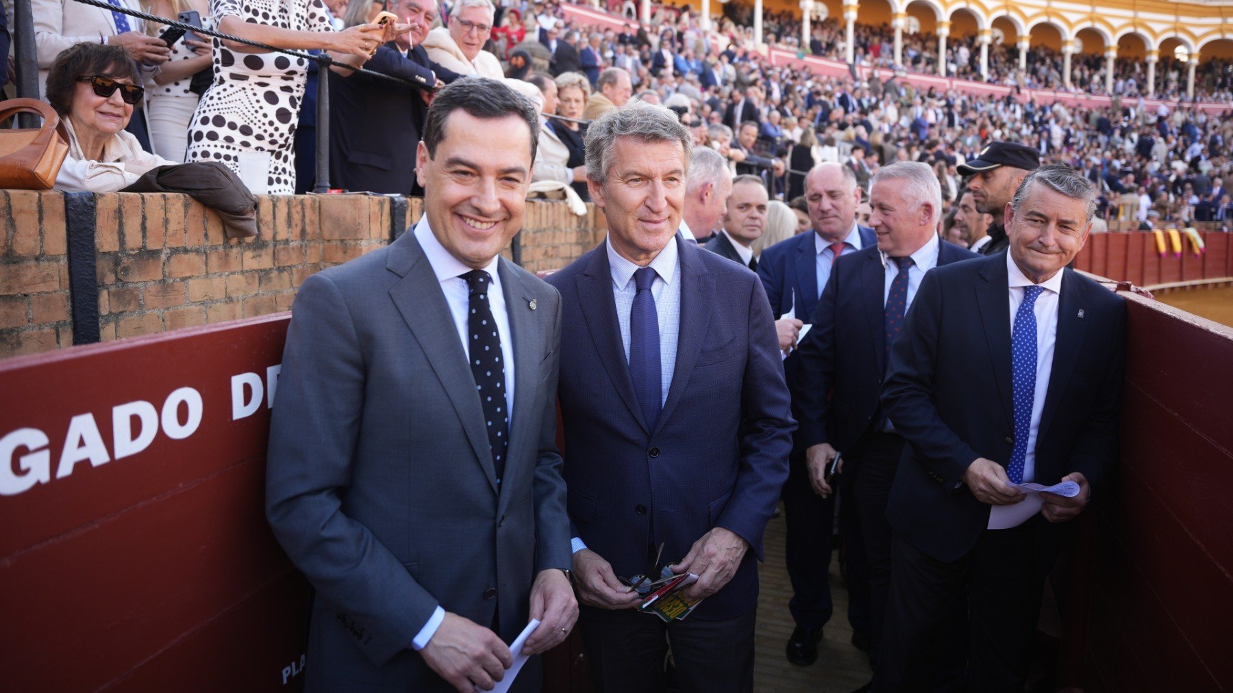 Tarde de toros para Feijóo y Juanma Moreno con Morante que brinda el primero al presidente de la Junta