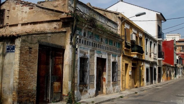 La venta de casas con okupas dentro se pone de moda, casas okupadas a la venta, por qué comprar una casa con okupas. okupación, soluciones a la okupación.