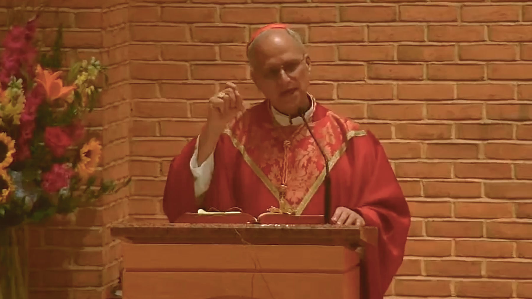 El Papa León XIV cuando era cardenal durante una homilía en Texas.