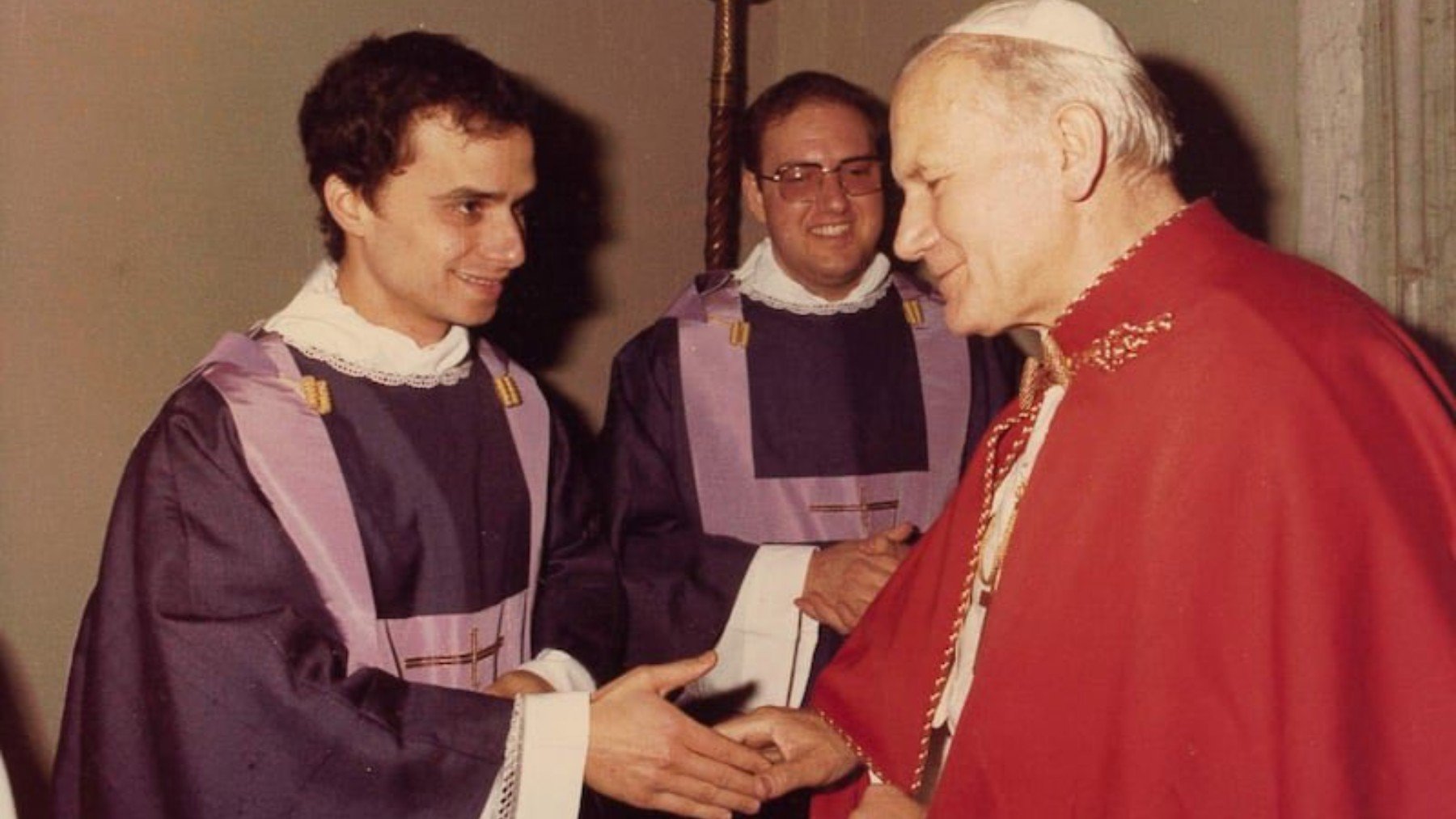 Robert Prevost y Juan Pablo II en 1982. (Foto: Parroquia de Santa María de la Asunción de Chicago)