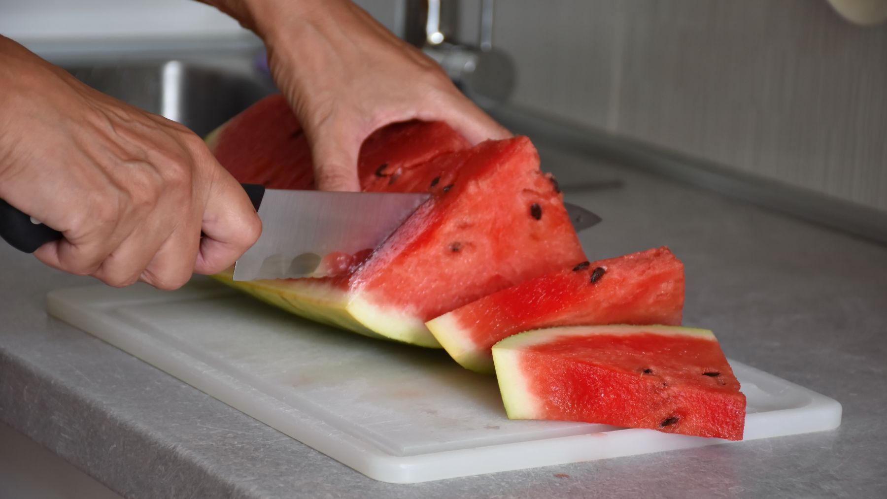 Cuando cortamos alimentos en tablas de plásticos, podemos facilitar la liberación de microplásticos.