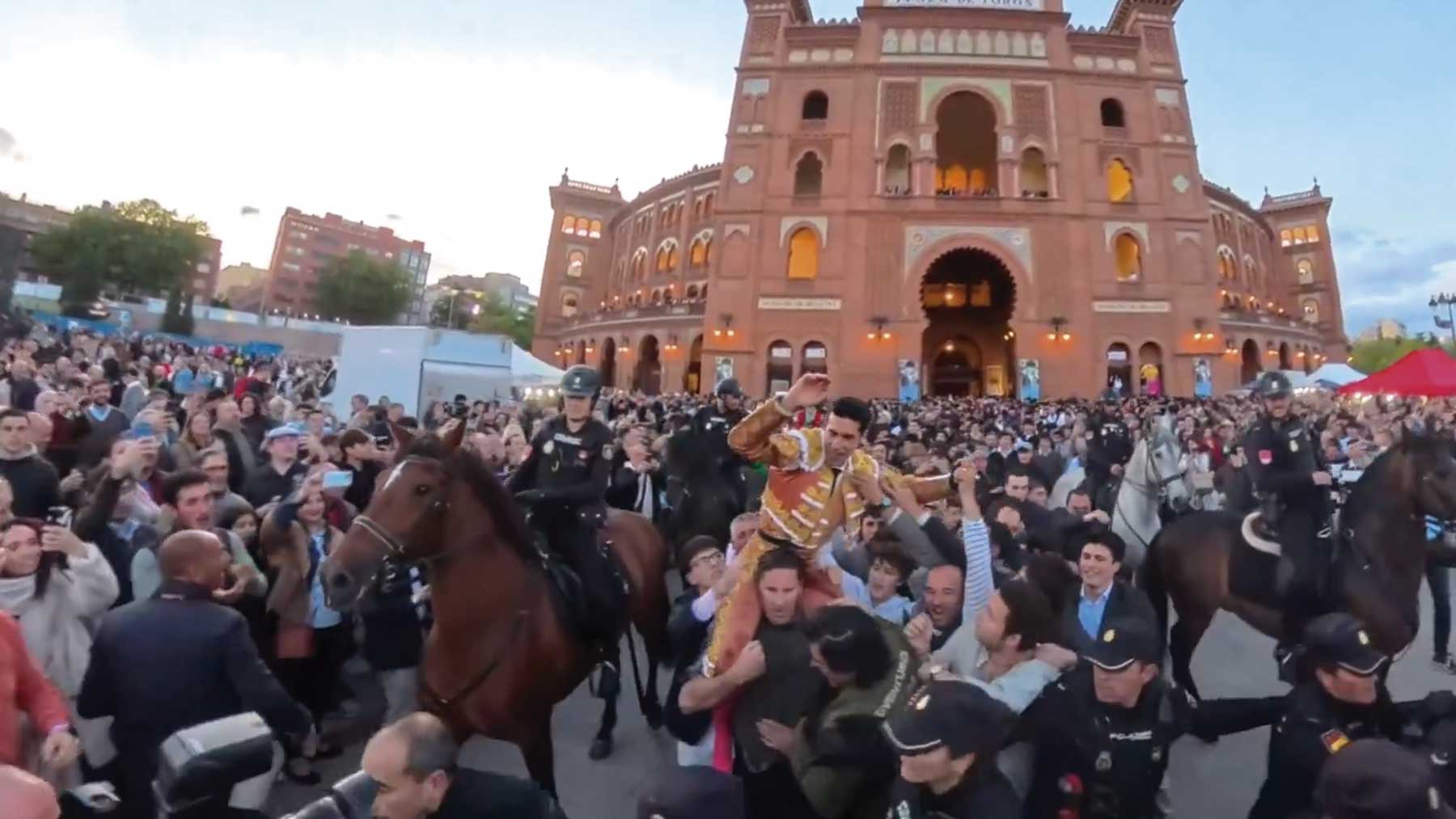 Talavante sale por la Puerta Grande de Las Ventas. (Plaza 1)