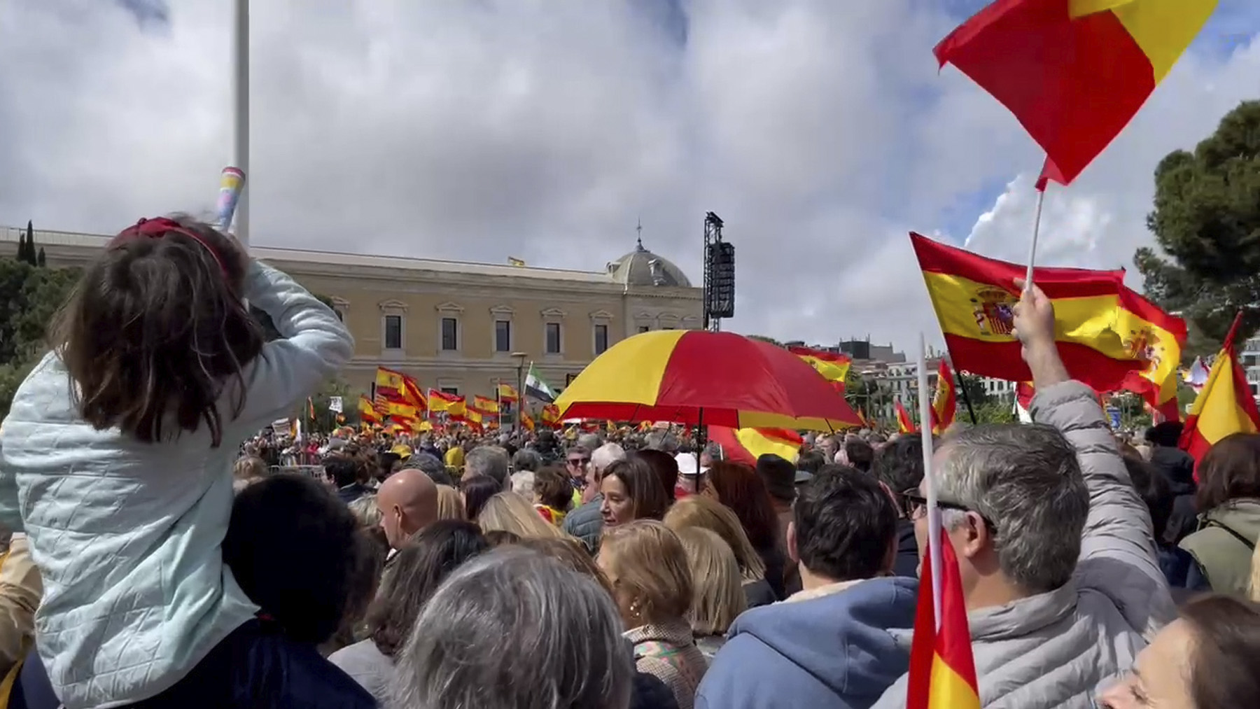 Miles de españoles se manifiestan en Colón contra Sánchez: «Hay que llevarlo a los tribunales»