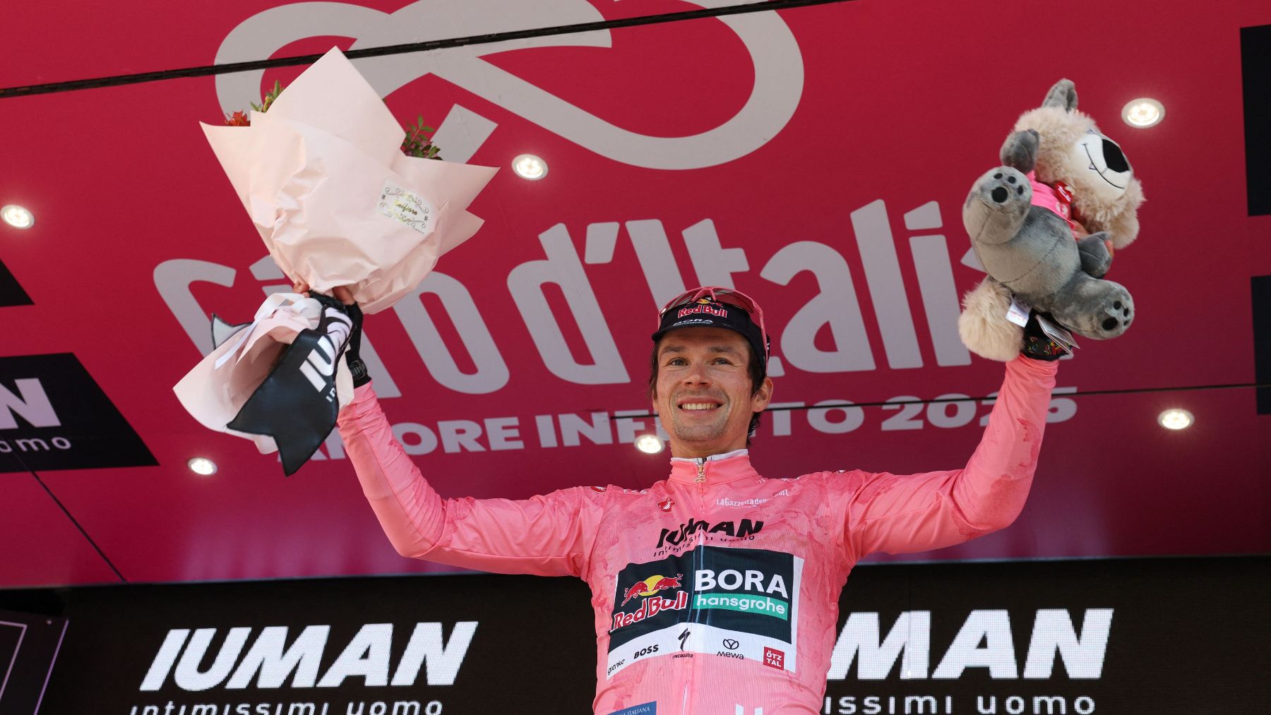 Roglic da un golpe sobre la mesa en la primera contrarreloj del Giro y le mete 16 segundos a Ayuso