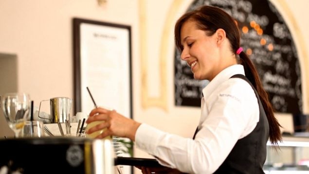 Un restaurante se hace viral por defender a sus camareros, respuesta viral a una clienta en redes sociales, restaurante responde a una reseña maleducada, horarios camareros en España.