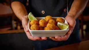 Truco de los cocineros para que las croquetas no se rompan, mejores trucos para freír croquetas, truco de cocina para fritura perfecta, cómo freír las croquetas según los expertos, mejor truco para hacer croquetas caseras.