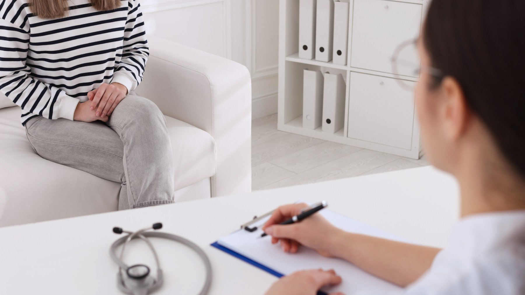 Madrid lanza un nuevo servicio de salud sexual y reproductiva para adolescentes y mujeres en Primaria