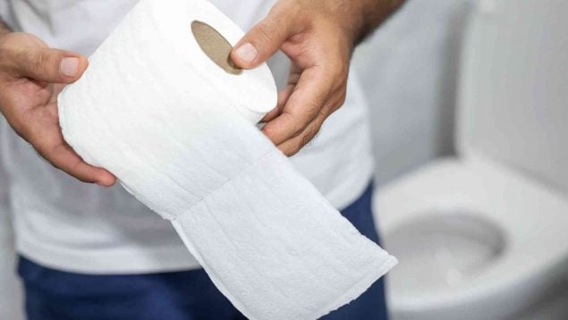 Colocar el papel higiénico