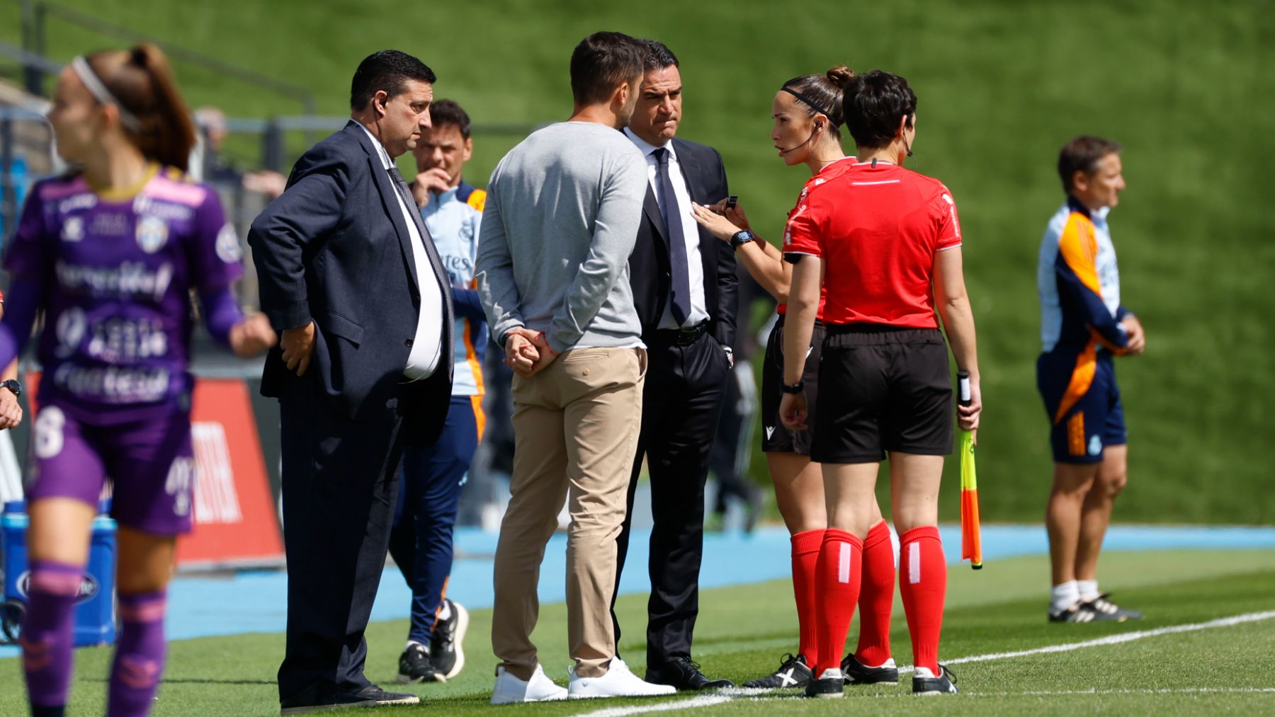 La árbitra del partido del Real Madrid-Tenerife comunica la incidencia a los entrenadores. (EFE)