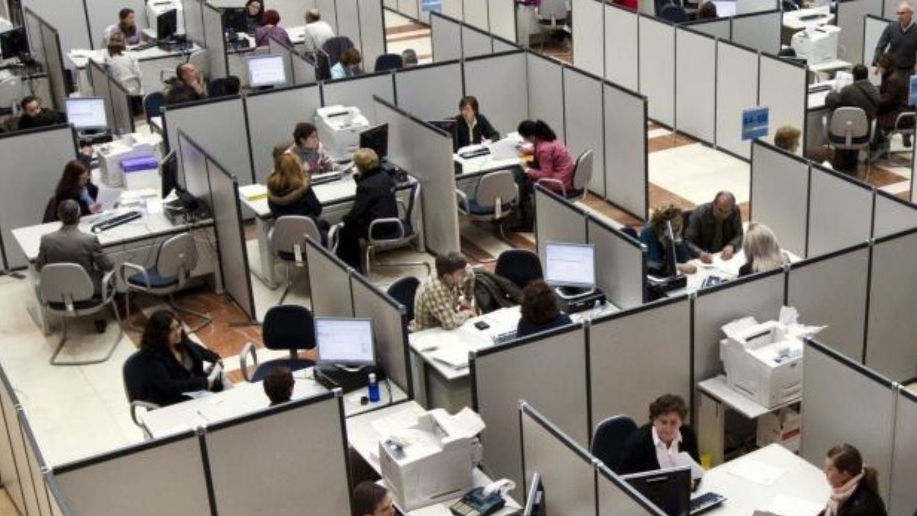 Funcionarios atendiendo a contribuyentes