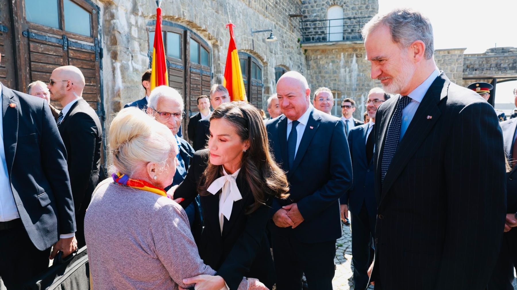 Los Reyes junto a familiares de víctimas del campo de concentración Mauthausen. (EP)