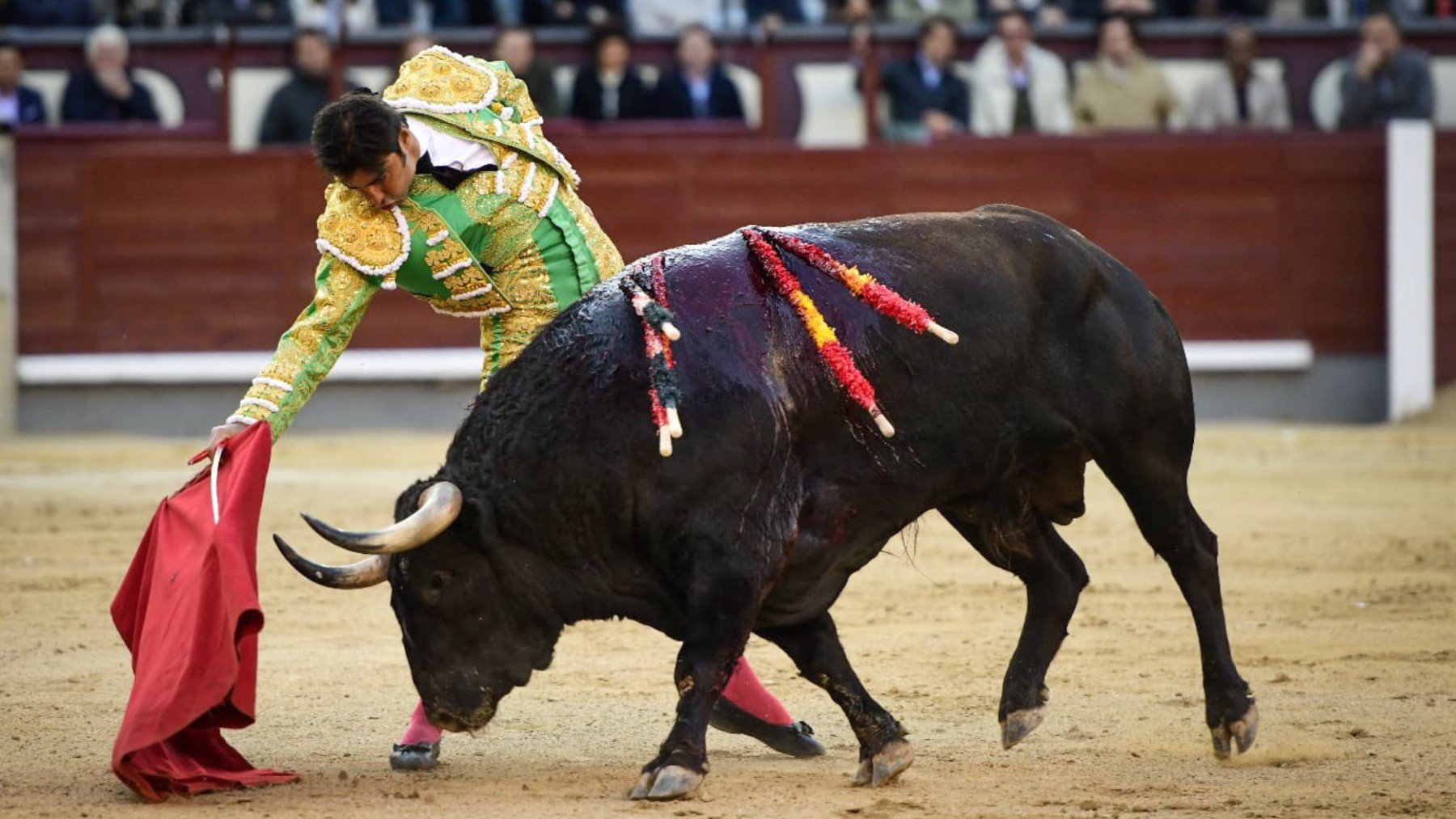 La espada aleja a Perera de la puerta grande tras una rotunda faena