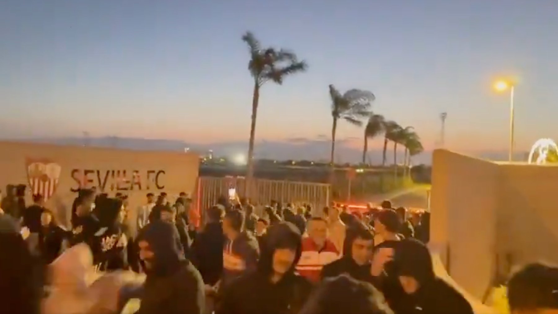 El Sevilla condena los actos vandálicos que obligaron a la plantilla a confinarse en la ciudad deportiva