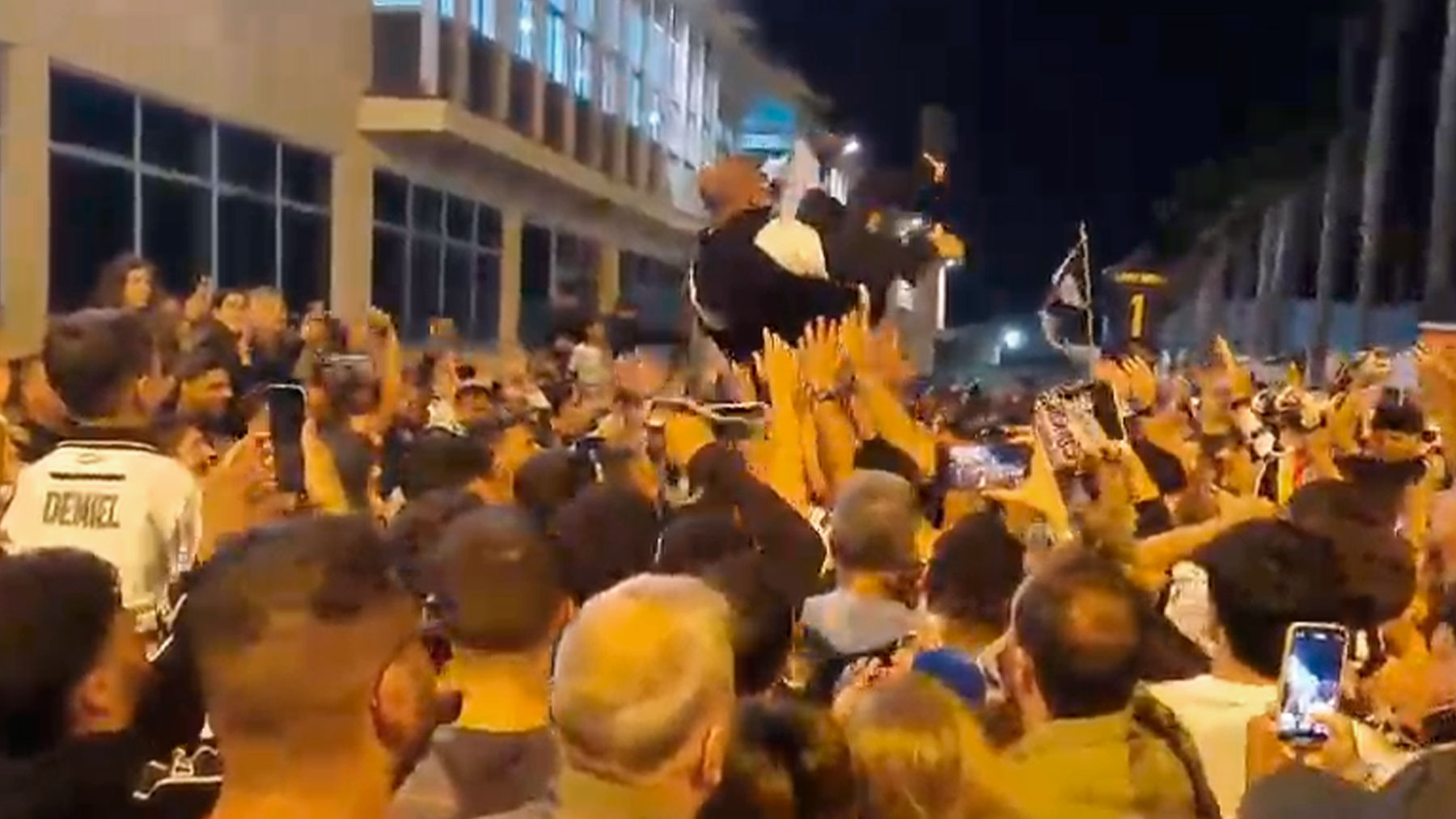 Locura en Ceuta con el ascenso: miles de personas reciben al equipo en la mayor fiesta de su historia