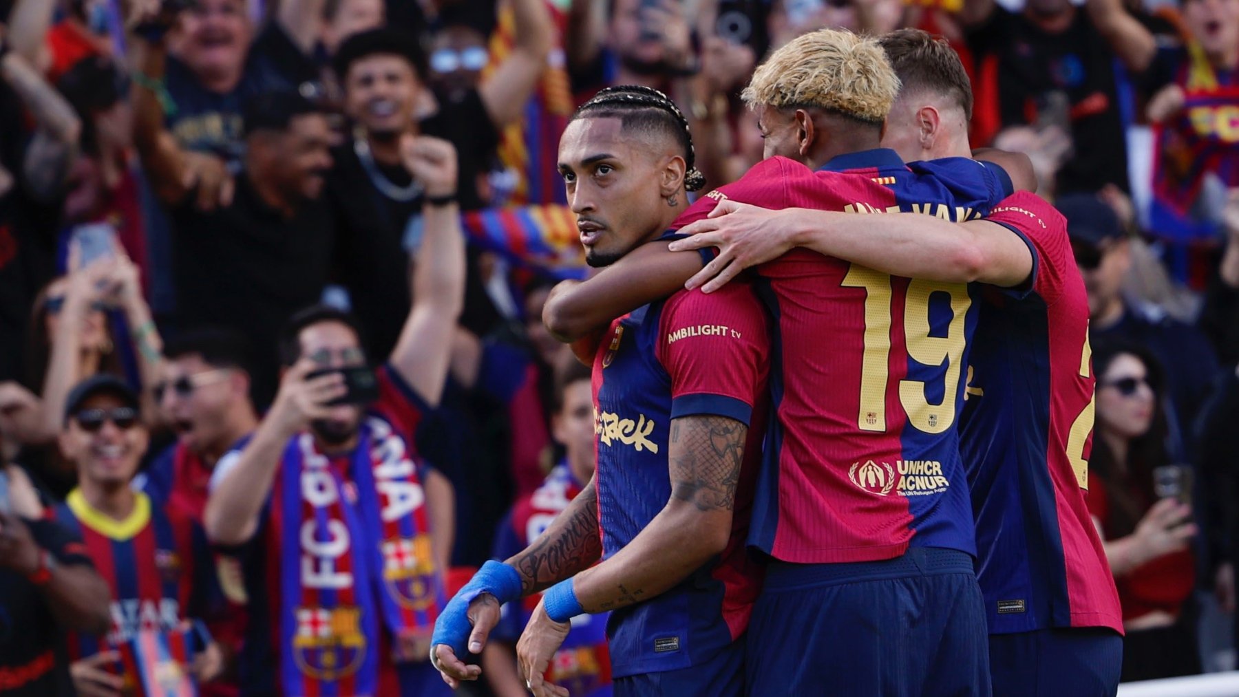 Raphinha celebra uno de sus goles ante el Real Madrid. (EFE)