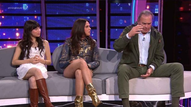 Bertín Osborne junto a Yenesi y Melani en Tu cara me suena (Atresmedia).