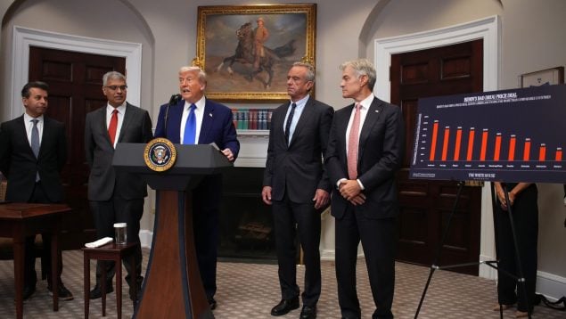 El presidente de Estados Unidos, Donald Trump junto al secretario de salud de EEUU, Robert F. Kennedy (derecha) en la Casa Blanca. Getty Images